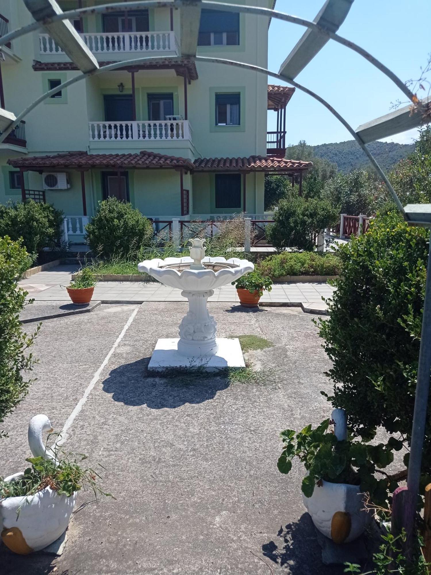 Alexandros Rooms & Studios Skopelos stad Exteriör bild